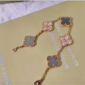 VC Rose Gold and Mother of Pearl Clover Bracelet